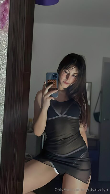 Nerdy Evelyn top model photos