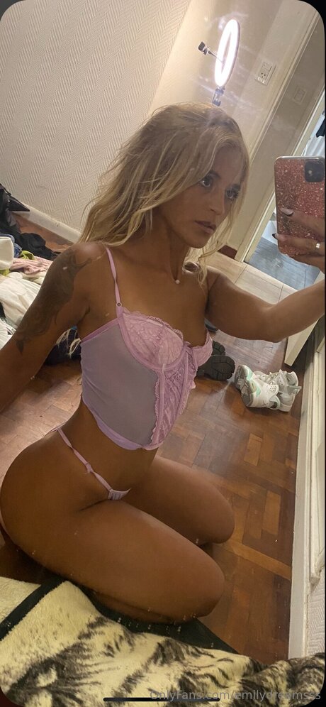 Emilydreamsss erotic model photo