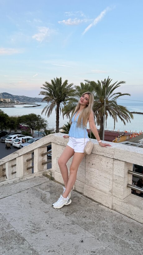 Liaju Dm hot star picture