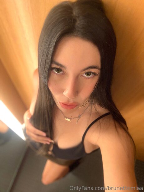 Brunettemiaa nude model archive