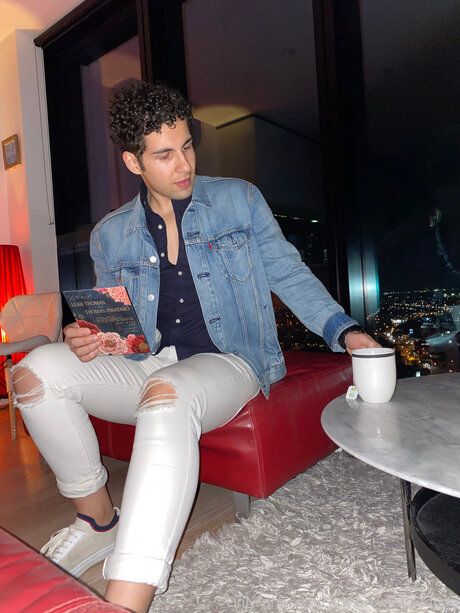 Curly Brown Hairdude sexy star gallery