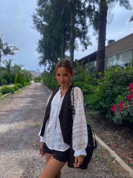 A Adelina star top archive