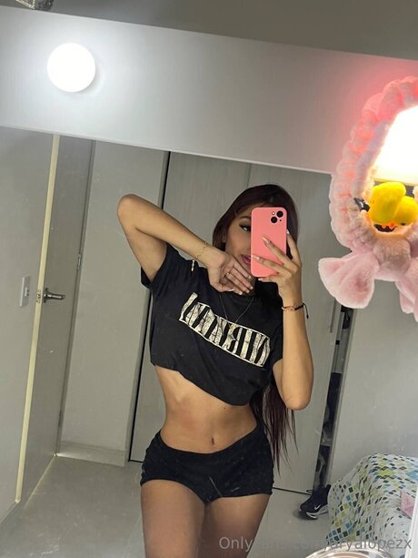 Aryalopezx model sexy photo