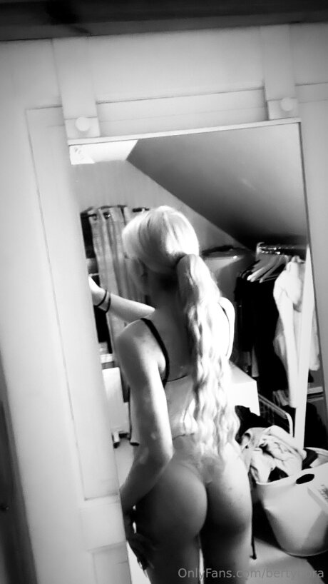 Bertyhora model erotic pics