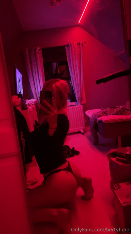 Bertyhora model porn photos