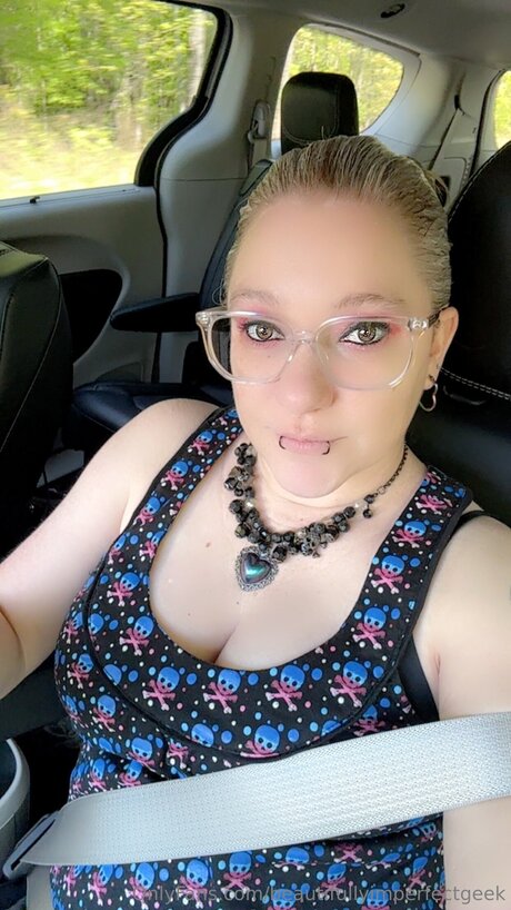 Beautifullyimperfectgeek xxx model image