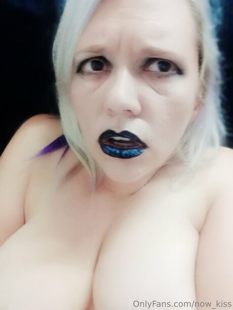 Now Kiss nude model picture