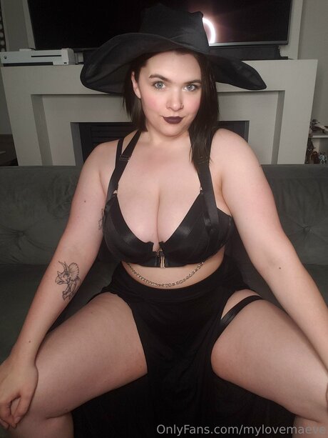 Mylovemaeve sex model photo