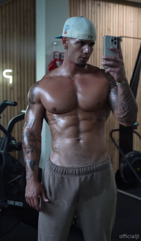 Officialjt naked actress pics