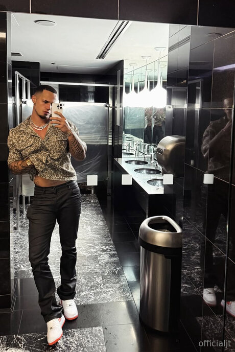 Officialjt star hot pictures