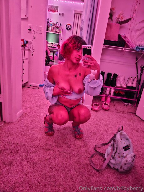 B4byberry model top photo