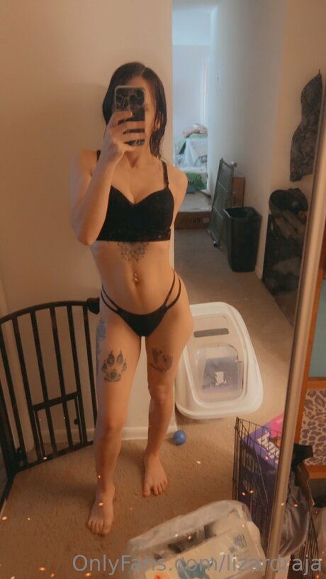 Lizardraja model sexy pic