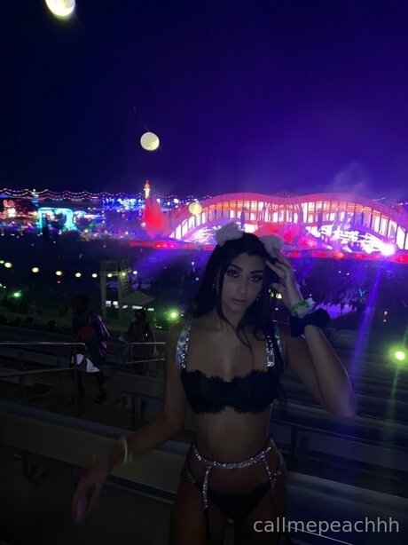 Callmepeachhh hot star photo