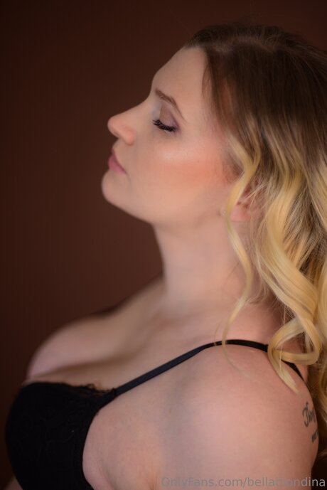 Bellablondina star hot images