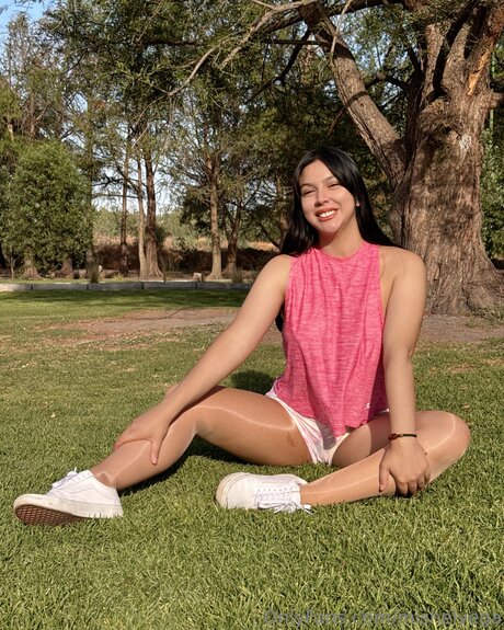 Mishelvega model hot images