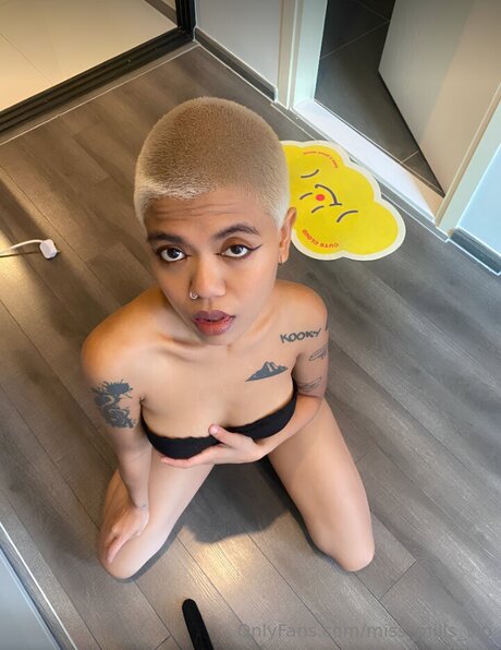 Miss Mills Vip nude model pic