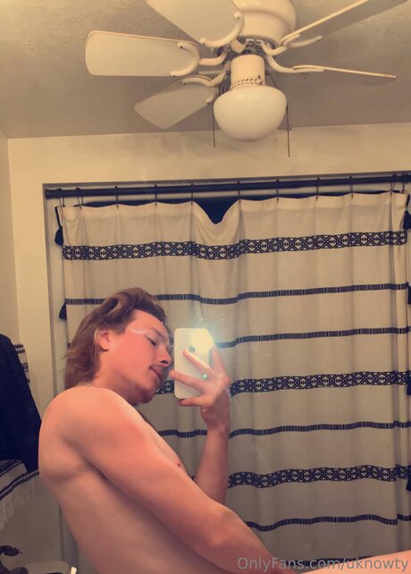 Uknowty model perfect pictures