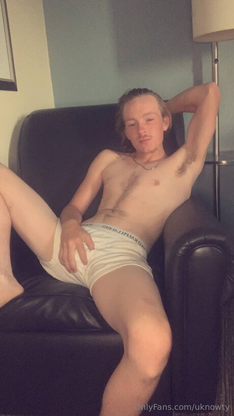 Uknowty model hot pics