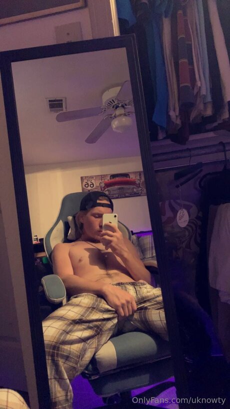 Uknowty star naked picture