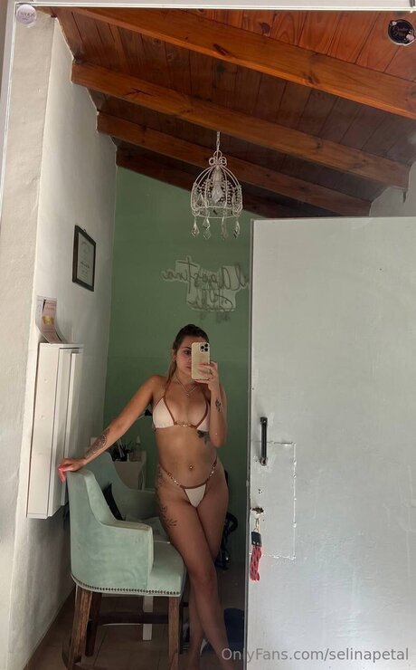 Selinapetal exclusive star picture