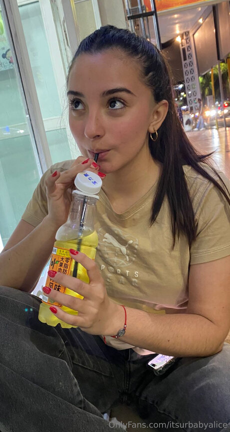 Itsurbabyalice naked model photo