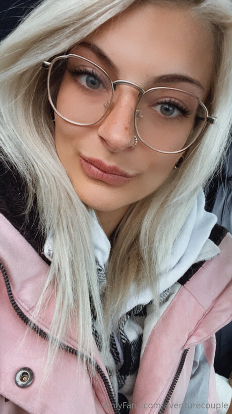 Aventurecouple model pornographic picture