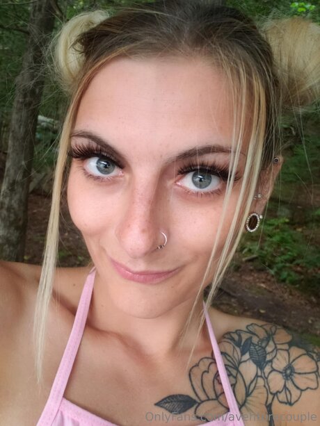 Aventurecouple model hot images