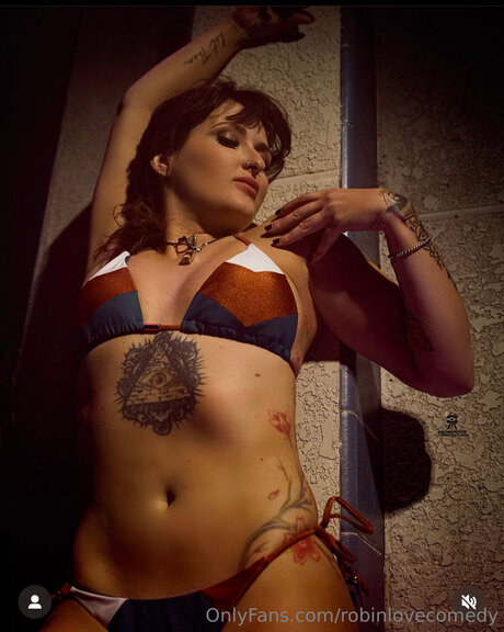 Robinlovecomedy naked model gallery