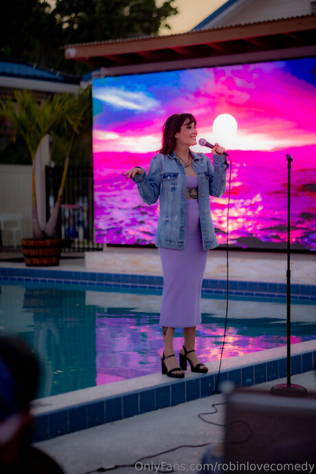 Robinlovecomedy hot actress img