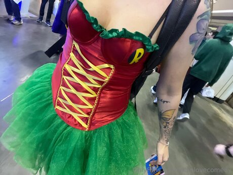 Robinlovecomedy model nude photo