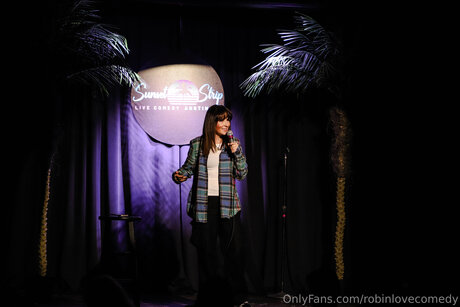 Robinlovecomedy nudes actress photo