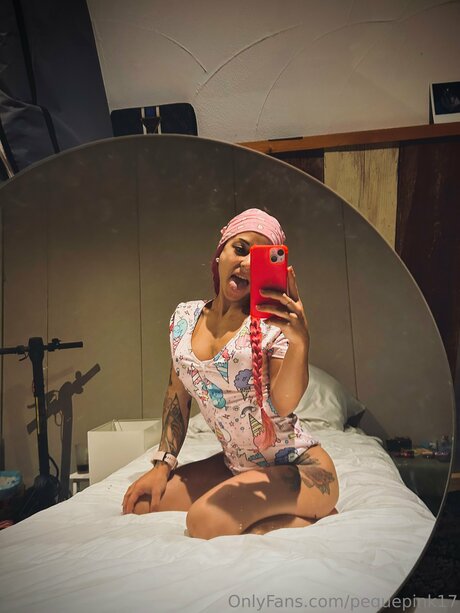 Pequepink17 model top photo