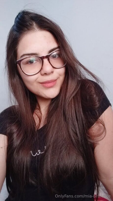 Mia Brunette model top gallery