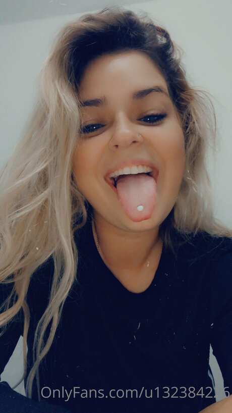 U132384226 sexy actress photos