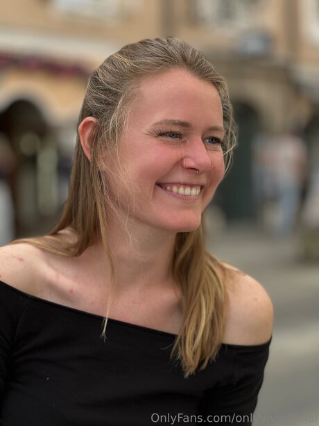 Onlyviviofficial star top image