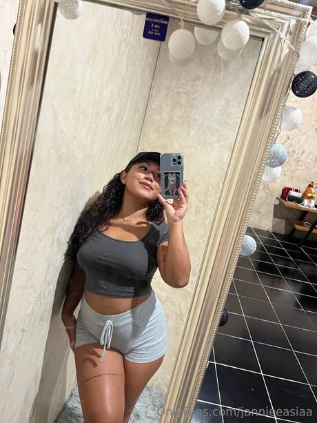 Jannieeasiaa porn actress image