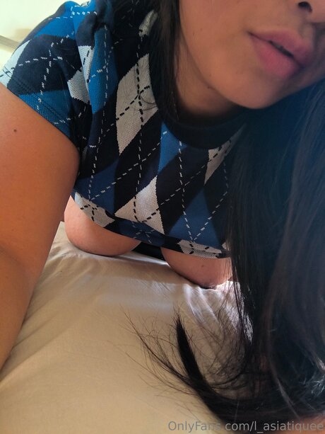 L Asiatiquee hd model photo