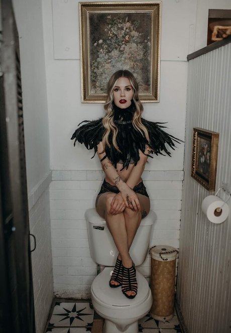 Piper CJ nude model pics