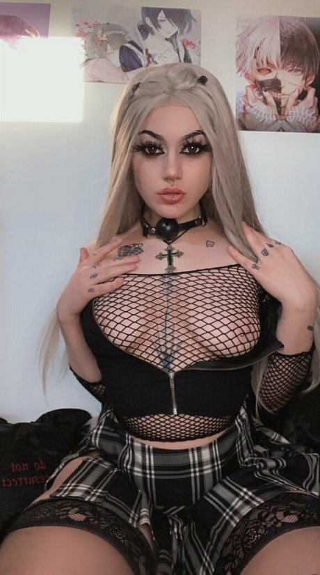 Wornnout model hd photo