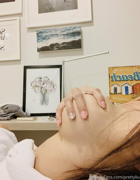 PrettyLiu model pornographic photo