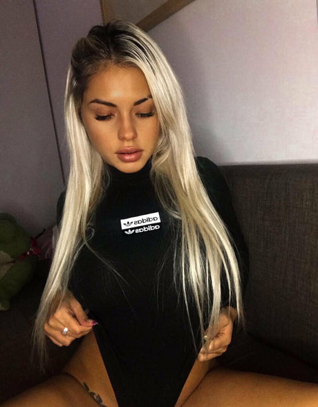 busty redhead onlyfans sexy nudes pics