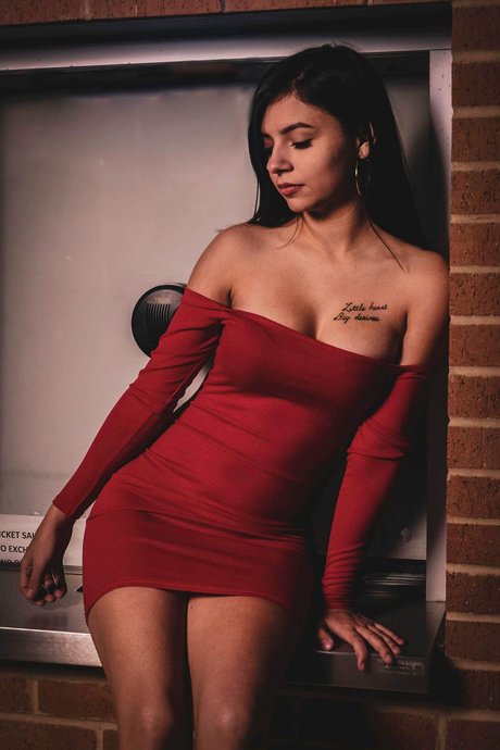 Cassie Luna model naked photos