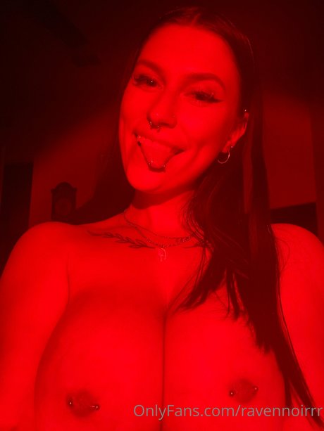 Ravennoirrr pornstar pretty pic