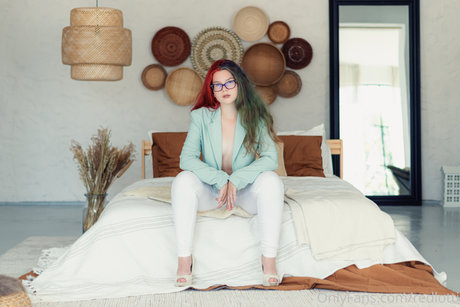 Lotti N model naked image