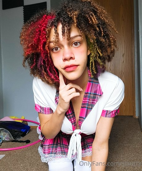 slautrx model naked image