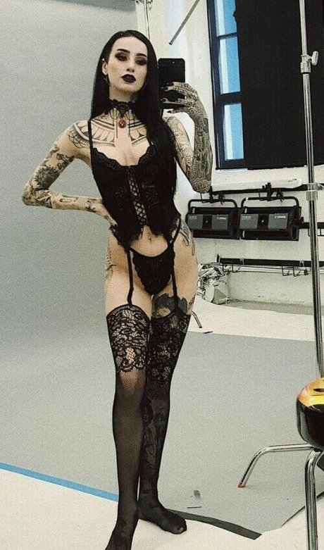 Emma Vauxdevil model naked img