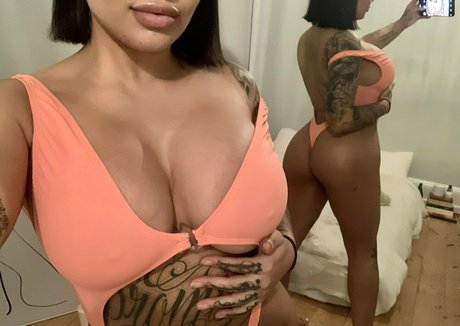 BIG BOOTY LATINA pornstar sex picture