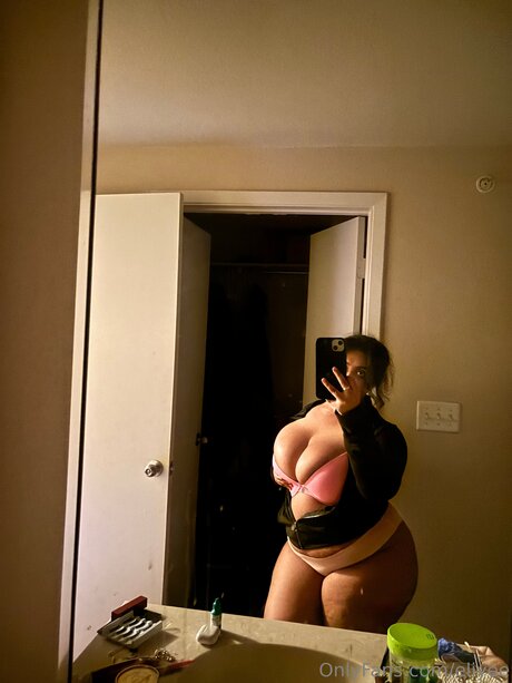 Eliyee naked pornstar img