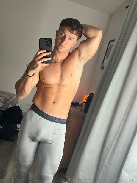 Bigbulgetom model sexy pic