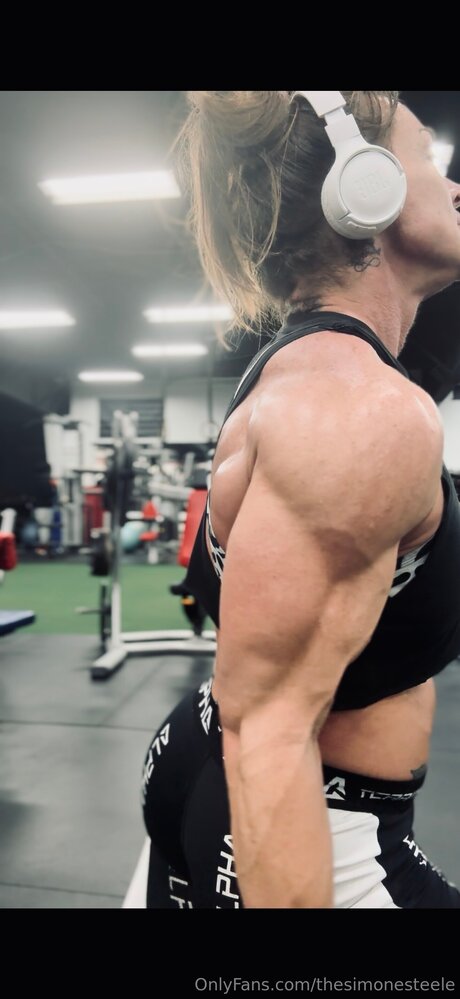 Thesimonesteele model top pic